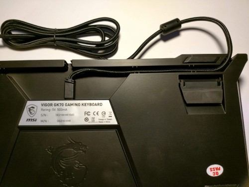 40.-MSI-GK70-Red-Tastatur-Kabelfuhrung-rechts.jpg