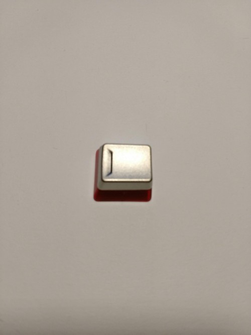 49.-MSI-GK70-Red-Metal-Keycap-Vorderseite.jpg