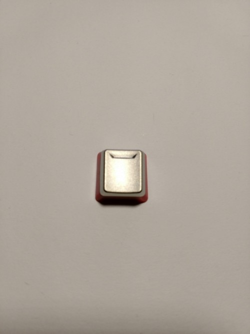 50.-MSI-GK70-Red-Metal-Keycap-Vorderseite.jpg