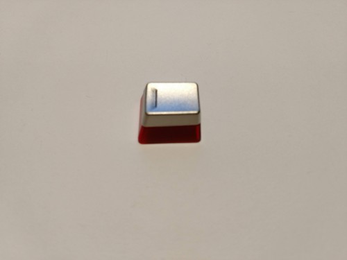 51.-MSI-GK70-Red-Metal-Keycap-schrag-seitlich.jpg