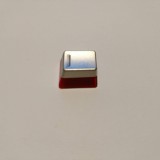 51.-MSI-GK70-Red-Metal-Keycap-schrag-seitlich