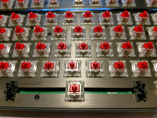 56. MSI GK70 Red komplett ohne Keycaps nah Ansicht