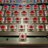 56.-MSI-GK70-Red-komplett-ohne-Keycaps-nah-Ansicht
