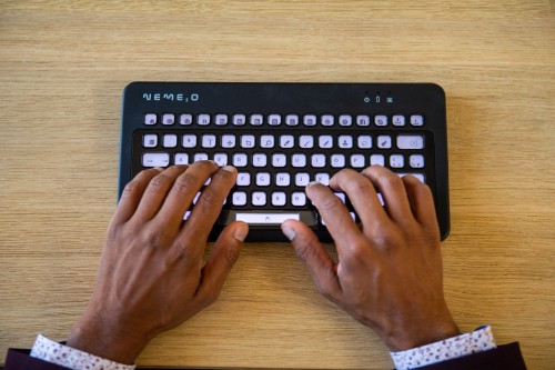 Nemeio: Anpassbare Tastatur mit E-Ink-Displays für jede Taste