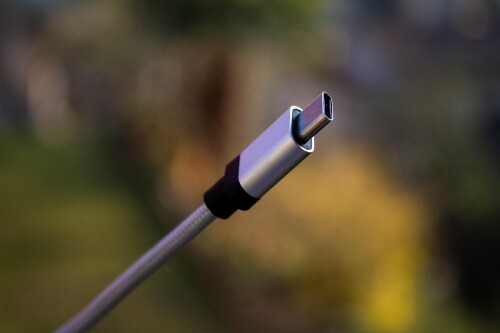 Charging cables should become the standard in the EU and USA